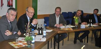 B&uuml;rgermeister Dietmar Hess (zweiter von links) und CDU-Fraktionsvorsitzender Ralf Helmig (links) standen im oberen Frettertal Rede und Antwort