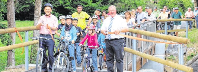 Bürgermeister Heß und CDU Ratsmitglied Meinolf Schröder eröffnen mit zahlreichen Bürgern den neuen Radweg. Bürgermeister Heß und CDU Ratsmitglied Meinolf Schröder eröffnen mit zahlreichen Bürgern den neuen Radweg.