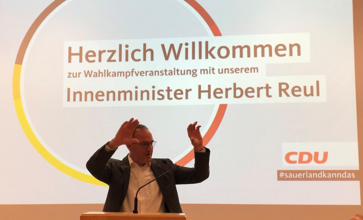 Mit einer launigen Ansprache begrüßte unser Kreisvorsitzender Jochen Ritter unseren NRW-Innenminister Herbert Reul. (Foto: Martin Hageböck)