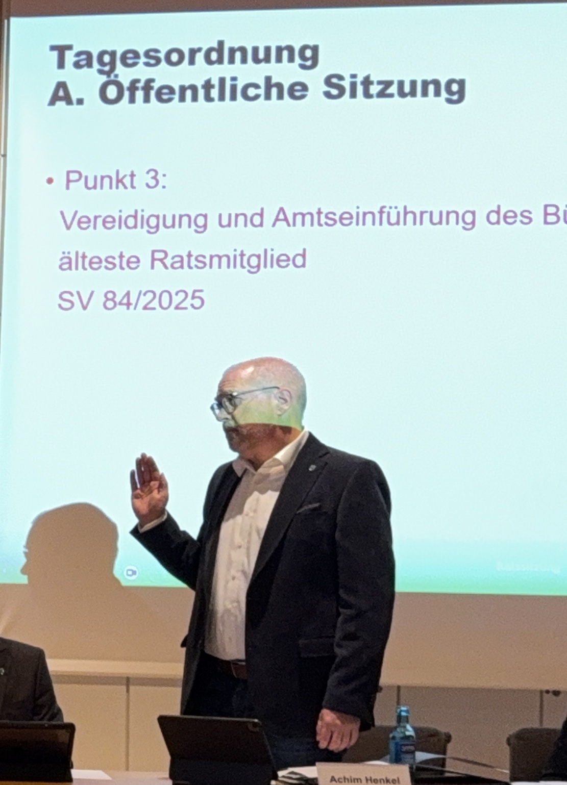 Achim Henkel beim Amtseid in der konstituierenden Ratssitzung am 4. November 2025 (Foto: Martin Hagebck, CDU-Fraktion)