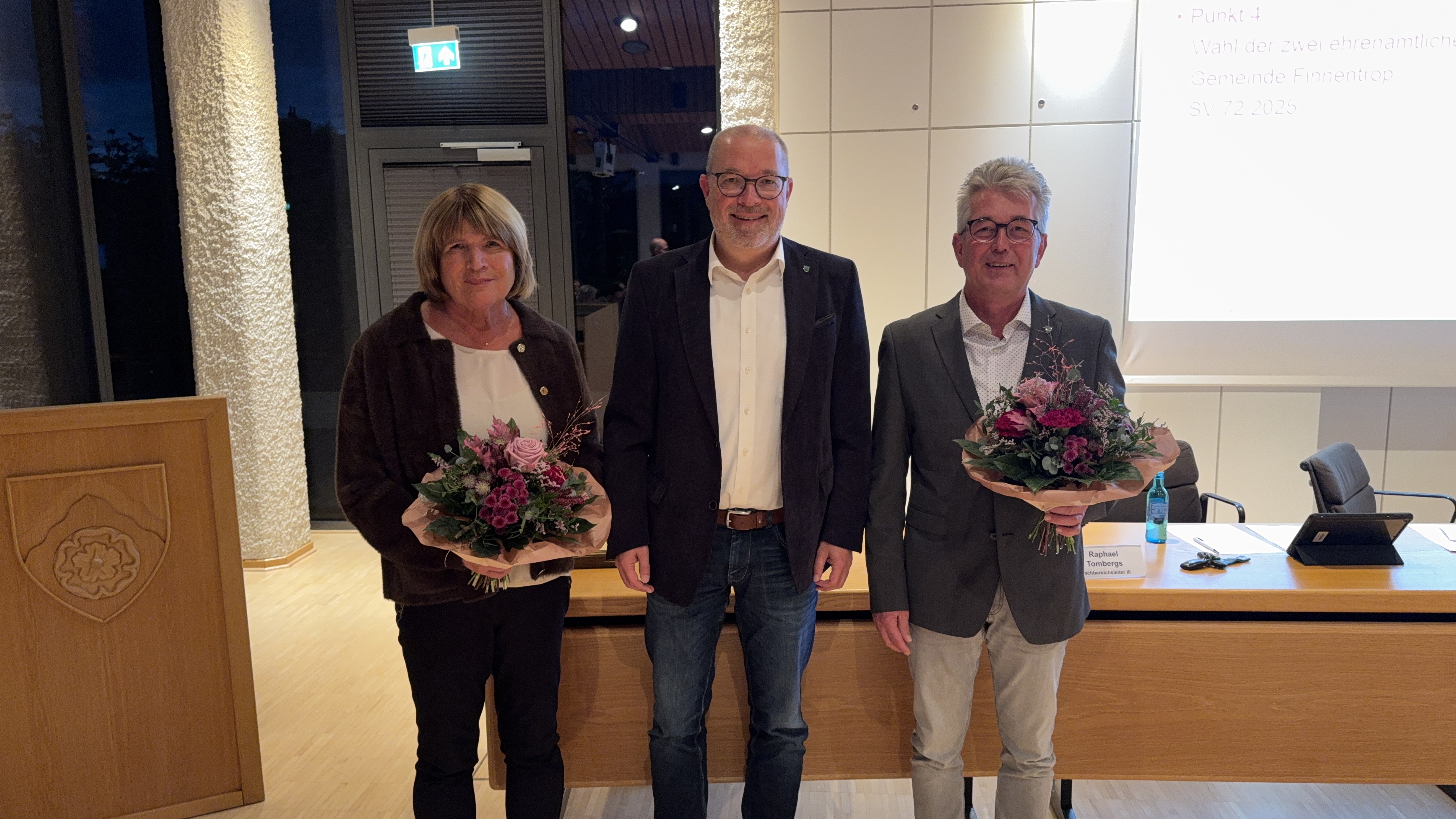 Brgermeister Achim Henkel gratulierte Bernadette Gastreich und Ralf Paul Beckmann nach ihrer Wahl zu seinen Stellvertretern mit einem Blumenstrau (Foto: Martin Hagebck, CDU-Fraktion)