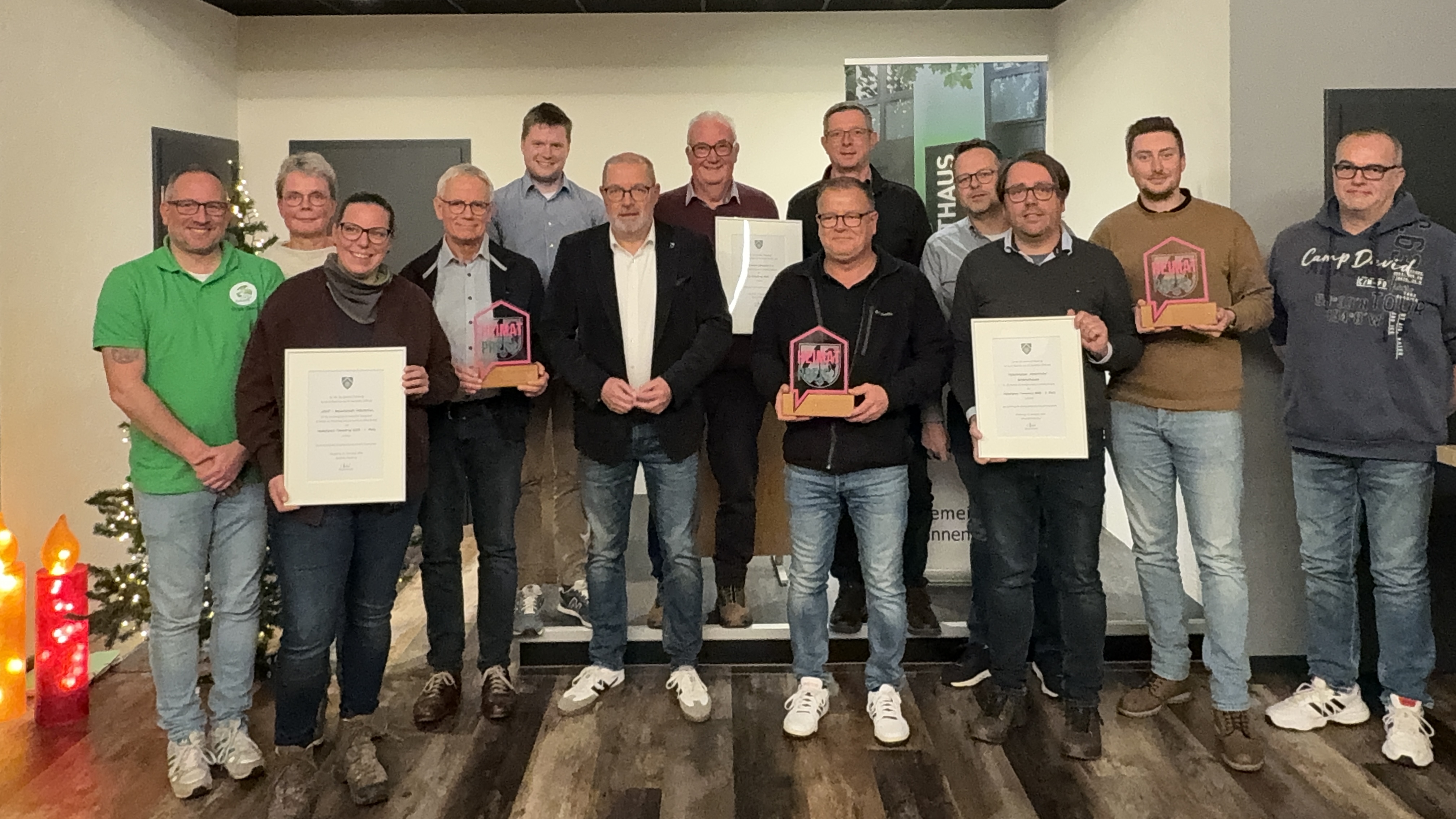 Brgermeister Achim Henkel berreichte die Ehrenpreise an die Brgerinnen und Brger aus Hlschotten, Lenhausen und Schnholthausen (Foto: Martin Hagebck)